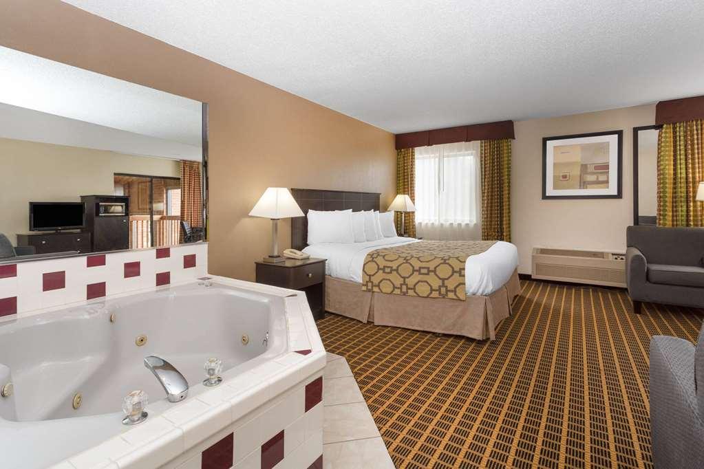 Baymont By Wyndham Harvard Room photo