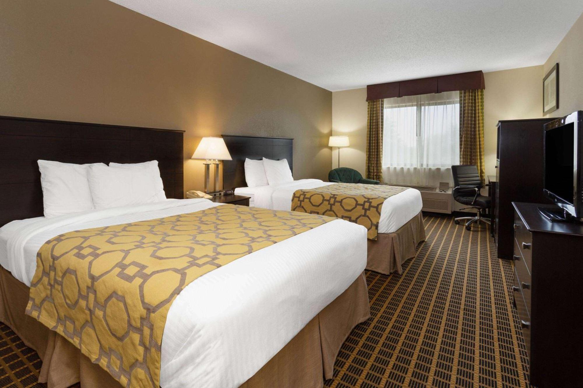 Baymont By Wyndham Harvard Exterior photo