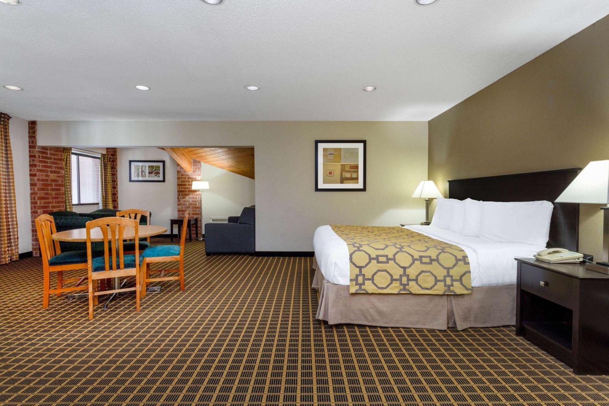 Baymont By Wyndham Harvard Exterior photo