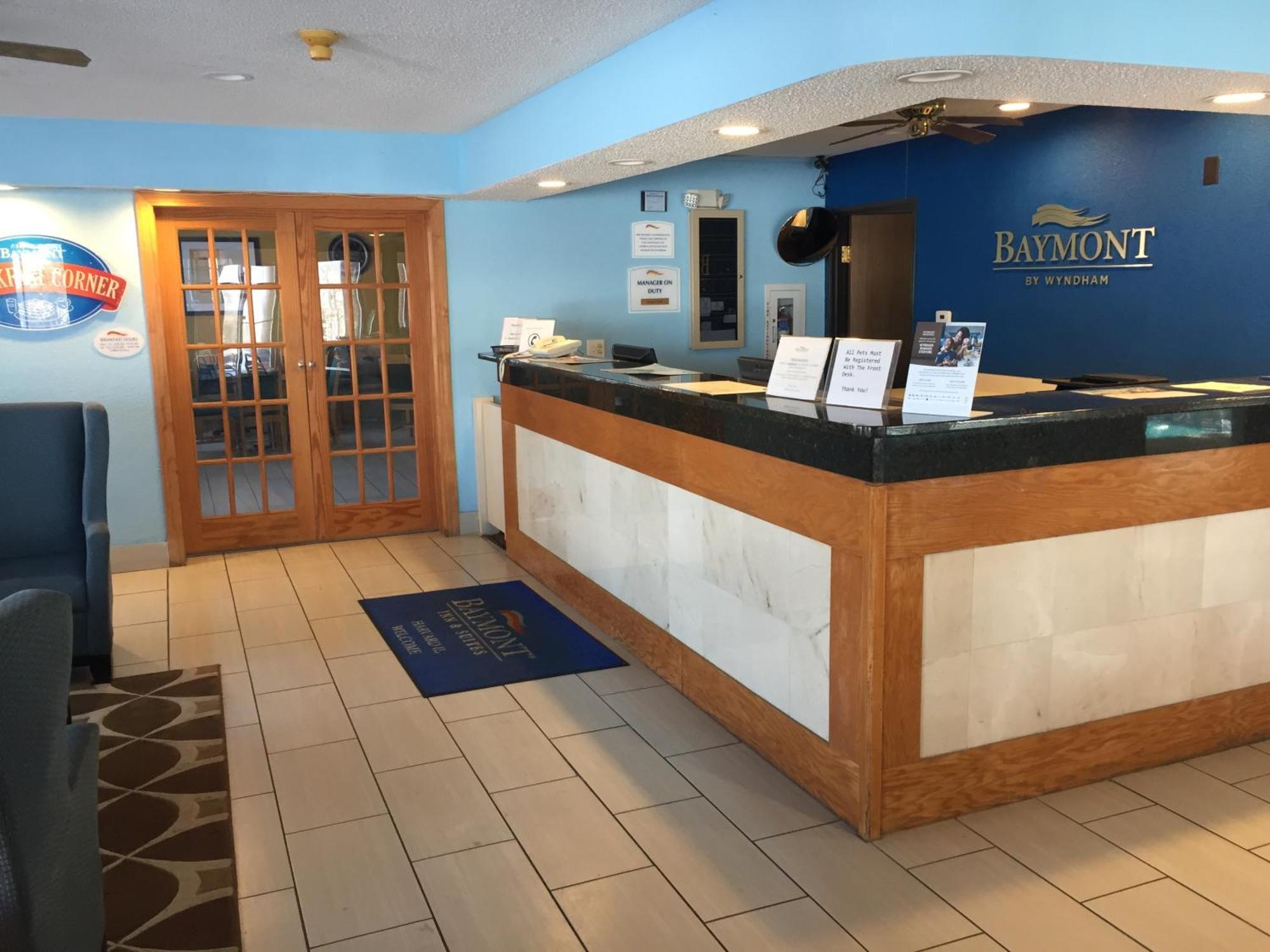 Baymont By Wyndham Harvard Exterior photo