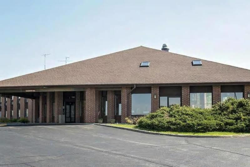 Baymont By Wyndham Harvard Exterior photo